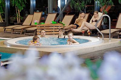 Perhe poreallas Jurmala Spa Conference Hotel kylpyl�hotelli Jurmala Latvia kes�loma hotellimatka kaupunkiloma kylpyl�matka perheloma lasten kanssa ABC matkatoimisto
