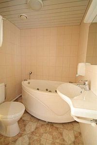 Astra Hotel hotelli P�rnu kaupunkiloma hotellimatka majoitus deluxe huone poreallas kylpyhuone ABC matkatoimisto