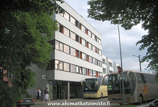 Carolina Hotel hotelli P�rnussa kaupunkiloma pys�k�inti ja piha. Miniloma, kaupunkiloma ja perheloma P�rnussa. Hotellivaraus ABC matkatoimisto