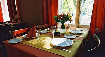 Ruokailu p�yt� Koidulapark Hotel hotelli P�rnu kaupunkiloma perheloma ABC matkatoimisto