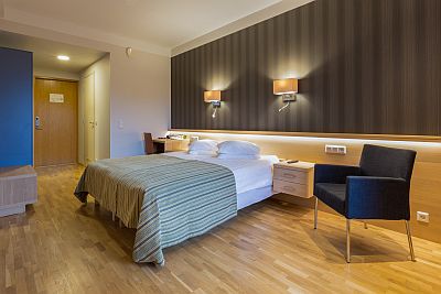 Tervis Medical Spa kylpyl�hotelli P�rnu Superior huone vuode ABC matkatoimisto