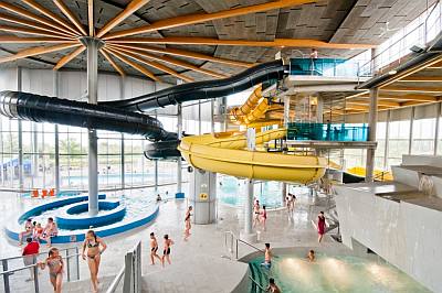 Liukum�ki vesipuistossa Tervise Paradiis Hotel P�rnussa vesipuisto ja kylpyl�hotelli ABC matkatoimisto