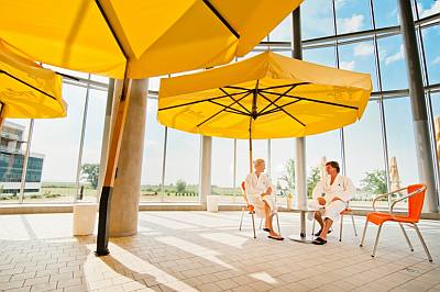 Rentoutuminen altaalla Tervise Paradiis Hotel P�rnussa vesipuisto ja kylpyl�hotelli ABC matkatoimisto