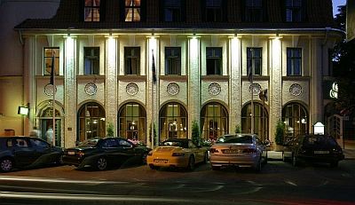Victoria Hotel hotelli P�rnu keskusta rakennus illalla ABC matkatoimisto