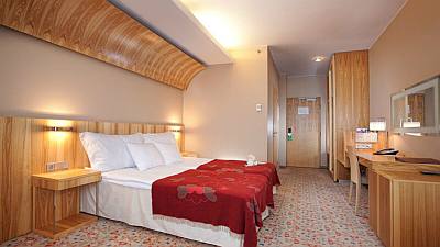 Hestia Hotel Europa Standard huone vuode ABC matkatoimisto