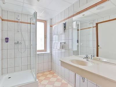 Park Inn by Radisson Meriton Spa standard huone kylpyhuone ABC matkatoimisto