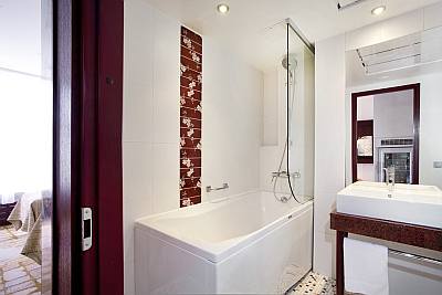 Nordic Hotel Forum Tallinna standard huone kylpyhuone kuvassa ABC matkatoimisto