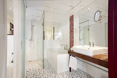 Nordic Hotel Forum Tallinna double deluxe kylpyhuone ABC matkatoimisto