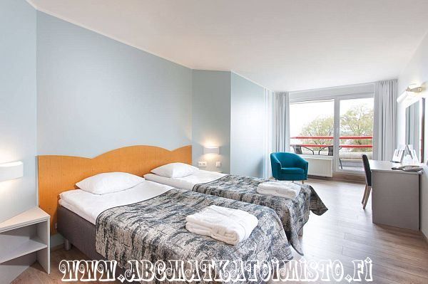 Pirita Marina Hotel Spa Tallinna kylpyl�hotelli kylpyl�loma ja kylpyl�matka. Standard huone merelle p�in ja parveke. Rentoutuminen sauna ja allaosasto. miniloma kaupunkiloma hotellimatka perheloma. Hemmottelua Irtiottoarjesta ABC matkatoimisto