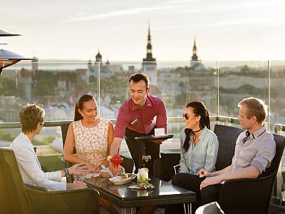 Radisson Blu Sky Hotel Tallinn hotellimatka kaupunkiloma lomamatka hotelli varaus Lounge 24 baari  ABC matkatoimisto