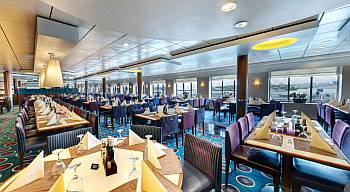 Laivalla Tallinnaan laivamatka Tallinnaan buffet ruokailu laivalippu Viking XPRS