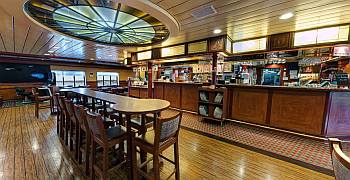 Laivalla Tallinnaan laivamatka Tallinnaan Viking Club baari viihde laivalippu varaus tarjous Viking XPRS