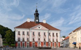 Matkat Tartto Viro kuvassa tarton raatihuoneen tori ABCmatkatoimisto