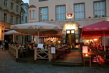 Maikrahv ravintola raatihuoneentori n�kym� Tallinna vanha kaupunki ABC matkatoimisto