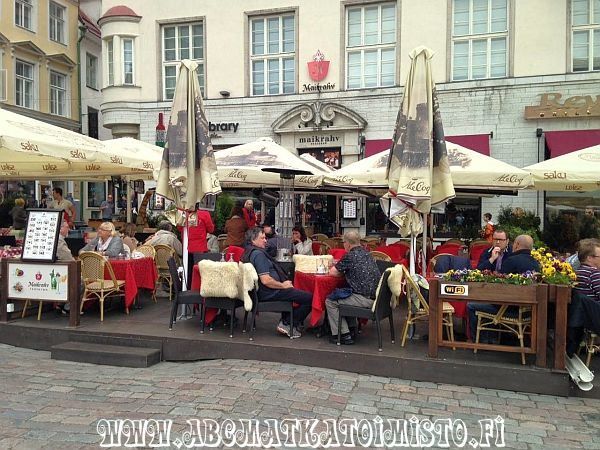 Raatihuoneentorilla Tallinnassa Maikrahv ravintola Tallinna vanha kaupunki virkistysp�iv� lounas tyky tykyp�iv�  pikkujoulu ryhmille tarjous ryhm�ruokailu kes�p�iv� kes�juhla ABC matkatoimisto