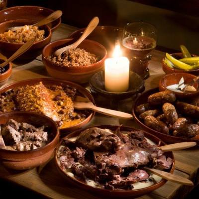 Raatimiesten riistajuhla keskiaikainen sy�minki Olde Hansa ravintola Tallinna vanha kaupunki yrityksen kes�juhla kes�p�iv� virkistysp�iv� tyky illanvietto ABC matkatoimisto