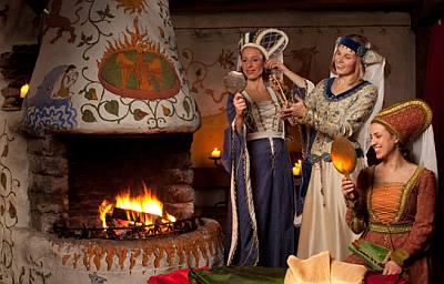 Olde Hansa ravintola Tallinna vanha kaupunki Em�ntien kunniaksi ohjelma ruokailu hajuvesi pukeutuminen ABC matkatoimisto